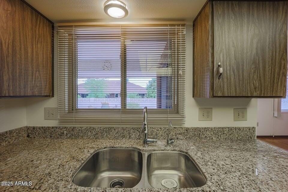 13135 W Castlebar Dr - Photo 3 of 31