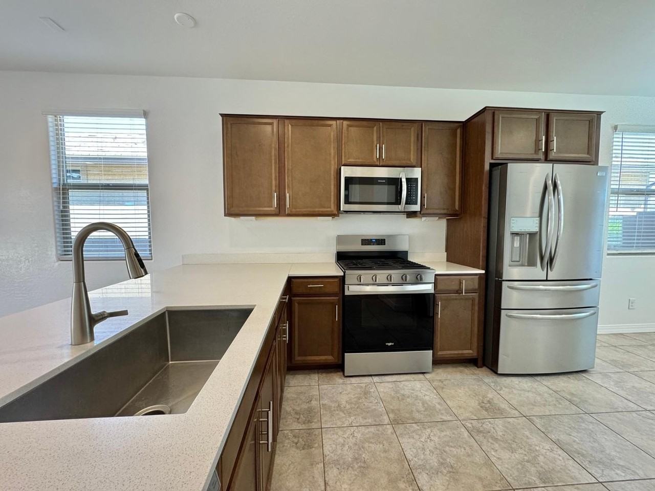 9006 W Rancho Dr - Photo 4 of 28