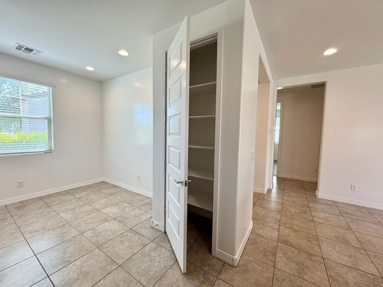 9006 W Rancho Dr - Photo 7 of 28