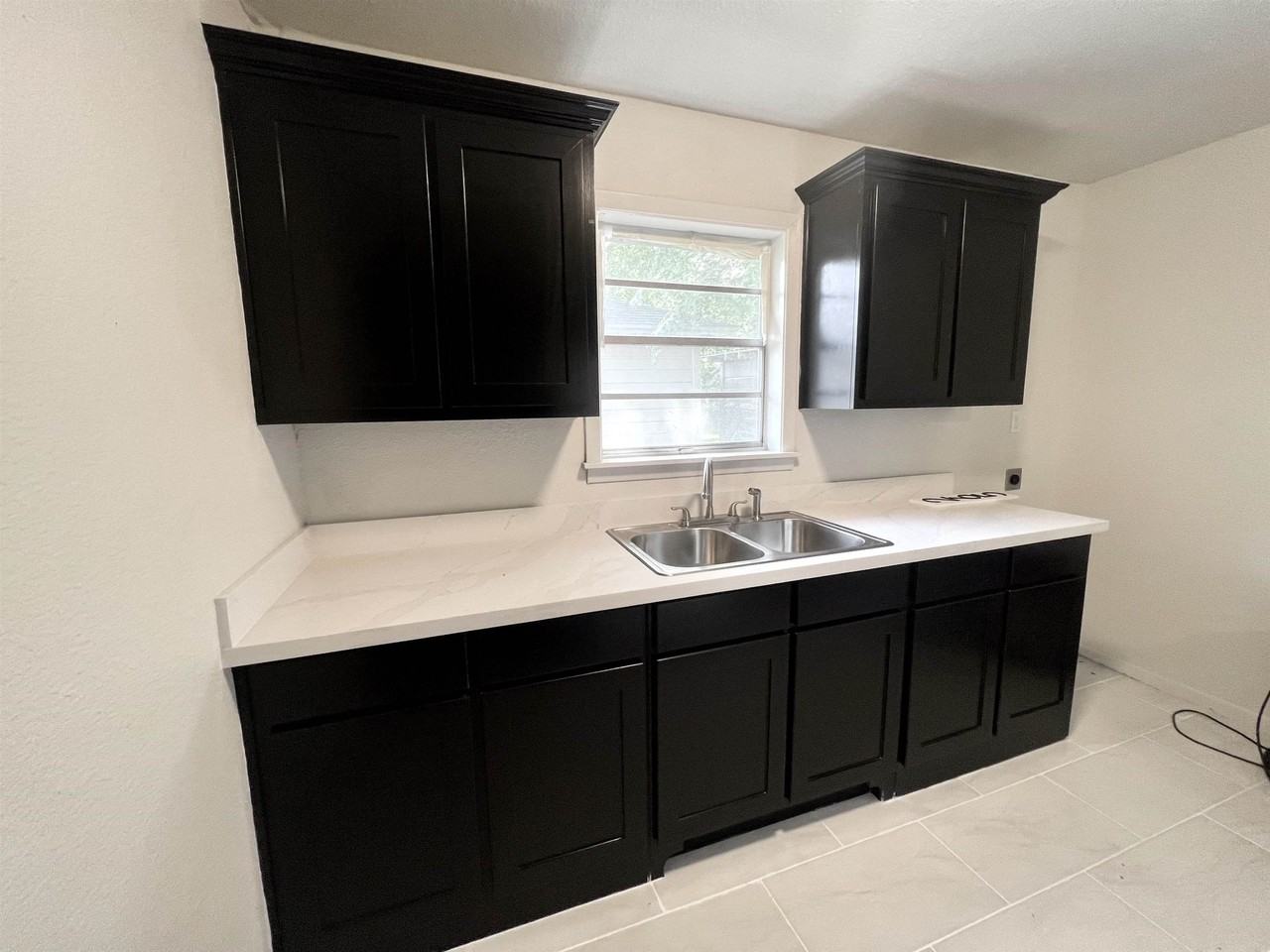 265 W Hartel St - Photo 3 of 7