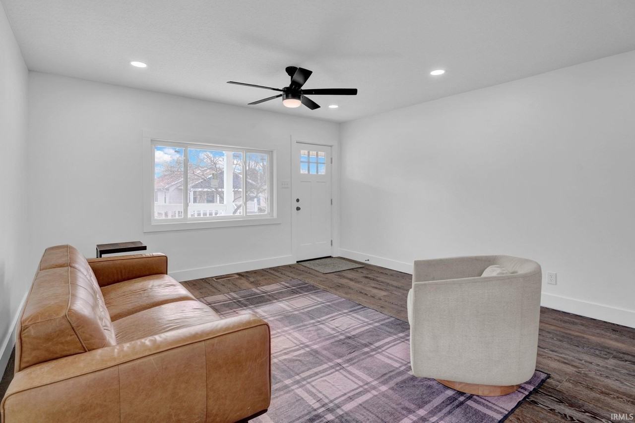 1907 11th St - Photo 4 of 21