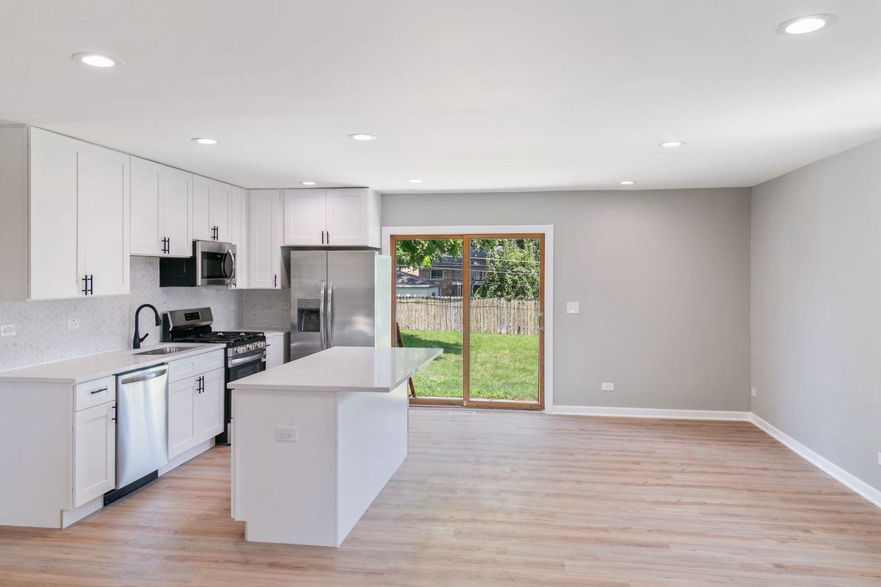 118 Windsor Ln, Glendale Heights, IL 60139 #1 - Photo 3 of 16