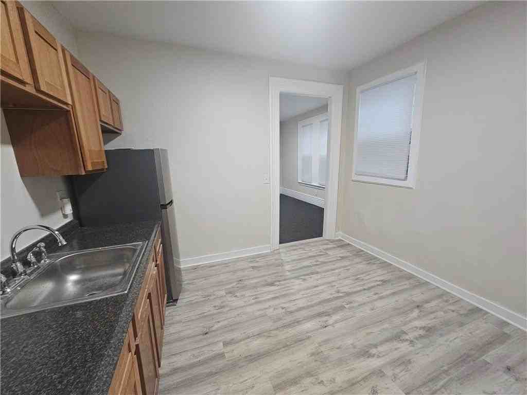 44 Park Ave Apt 2 - Photo 6 of 10