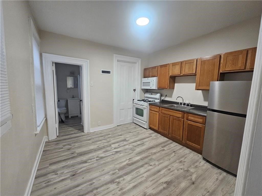 44 Park Ave Apt 2 - Photo 7 of 10