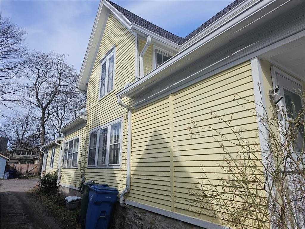 9 Rowley St Apt 3 - Photo 2 of 14