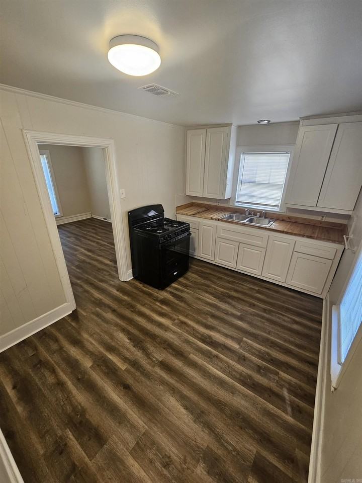 1908 Augusta St - Photo 4 of 8