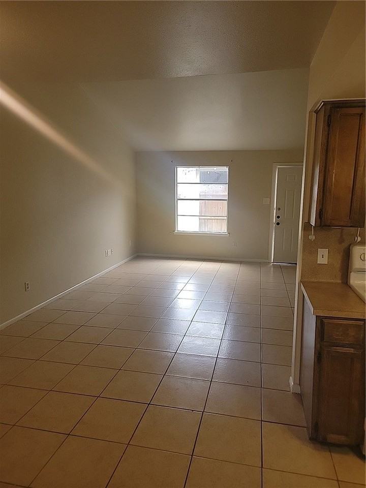 5735 Crestmore Dr - Photo 6 of 19