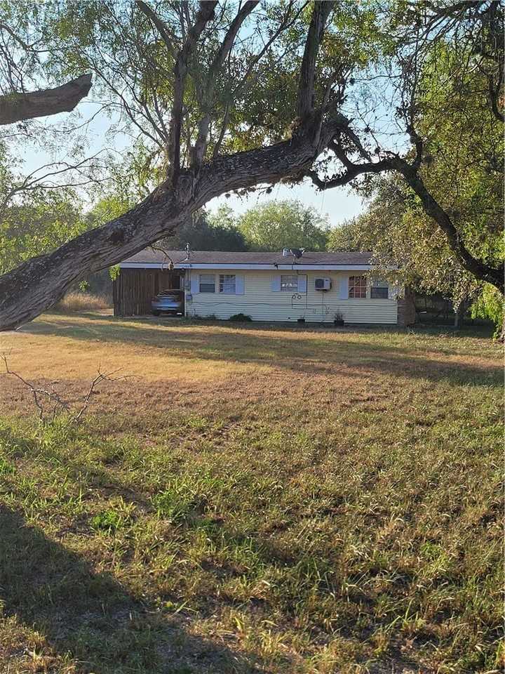 125 Harbor Cir - Photo 2 of 12