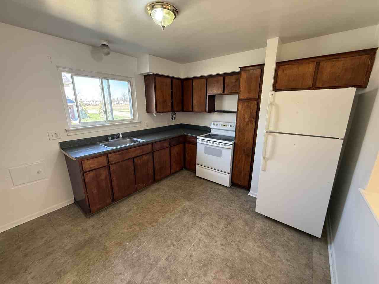 29250 Longview Avenue - Photo 3 of 6