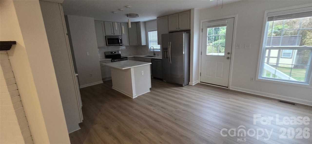 1912 Baxter St - Photo 3 of 11