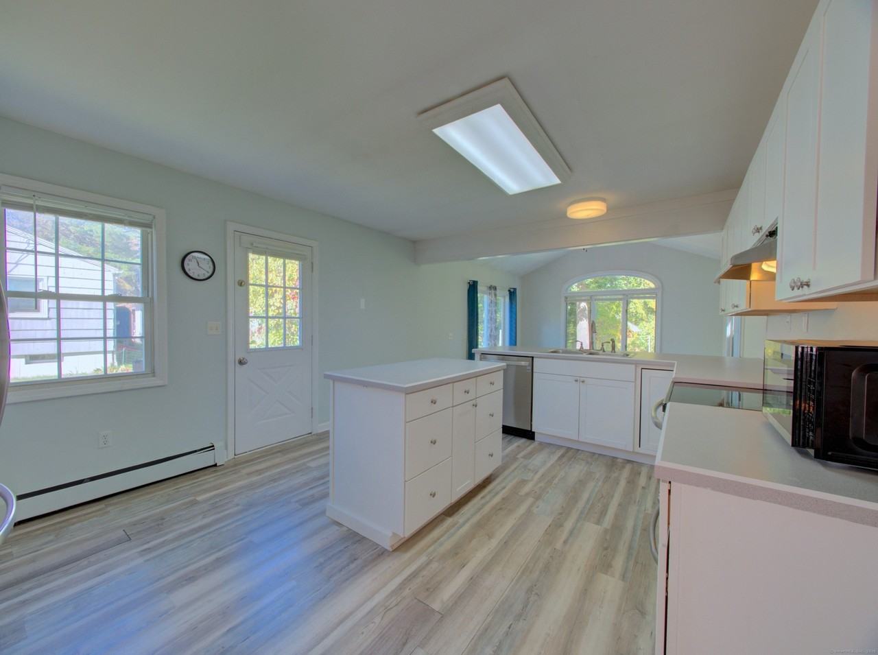 24 Larchmont Ter - Photo 6 of 35