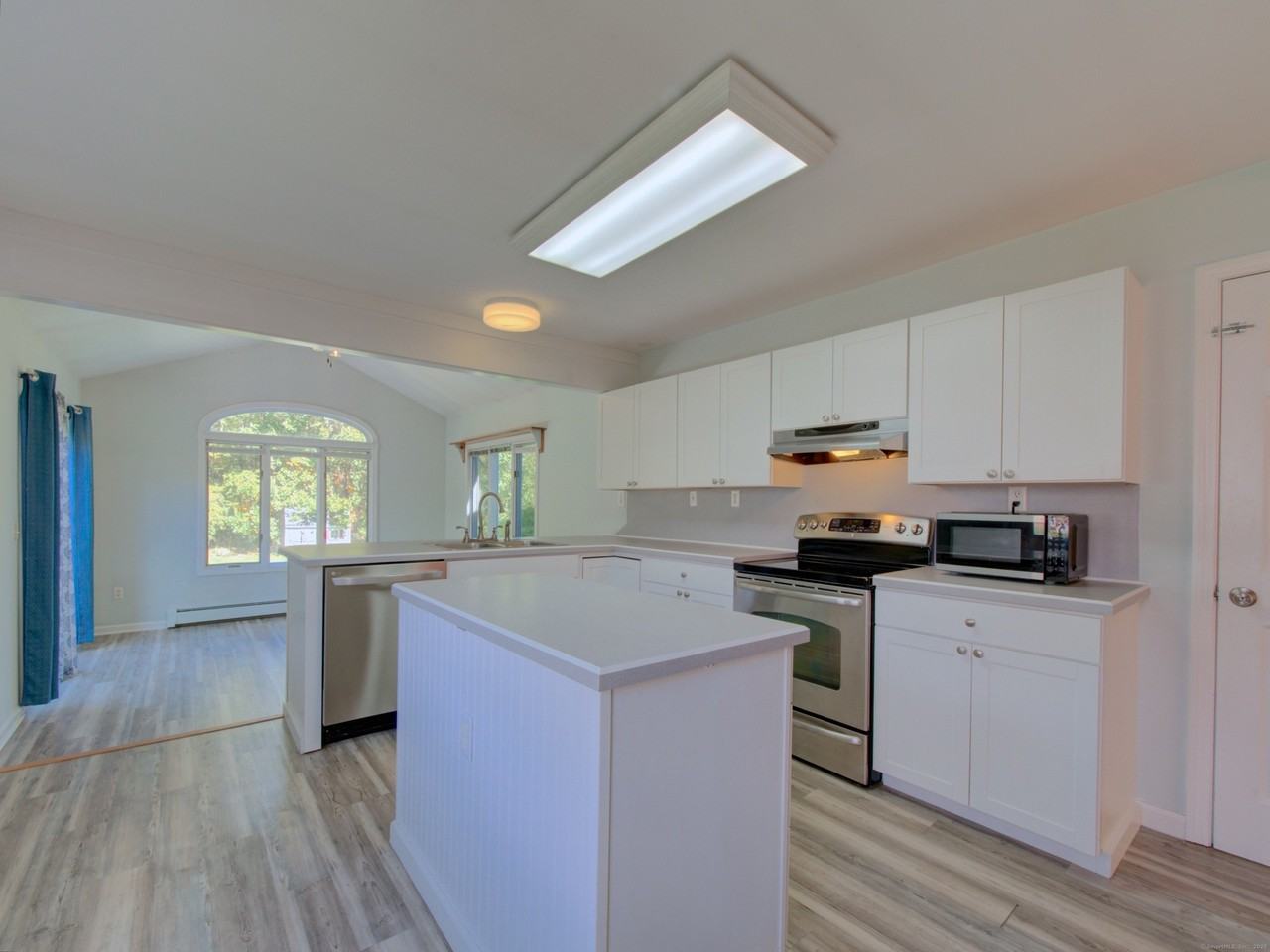 24 Larchmont Ter - Photo 7 of 35