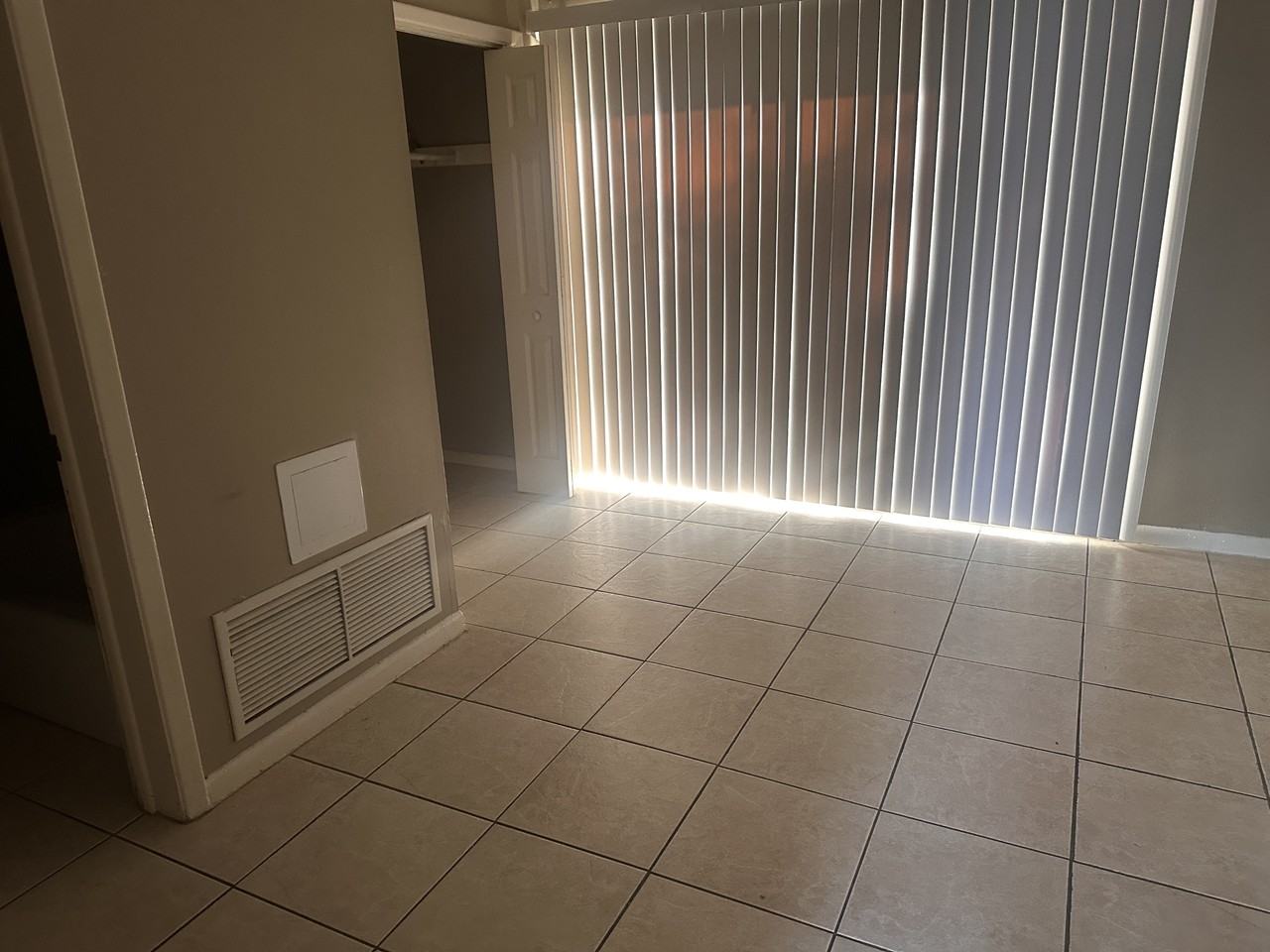 2212 E Silver Springs Blvd, Apt 13 - Photo 4 of 4