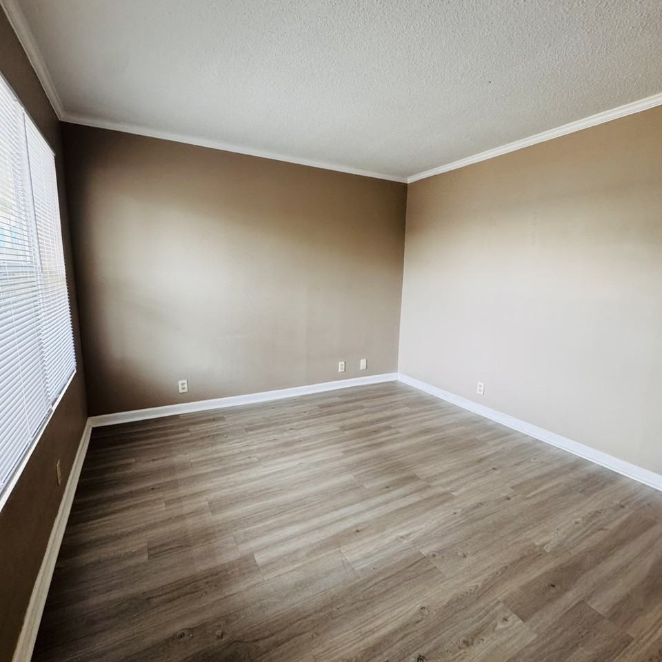 208 10th St - Photo 3 of 11