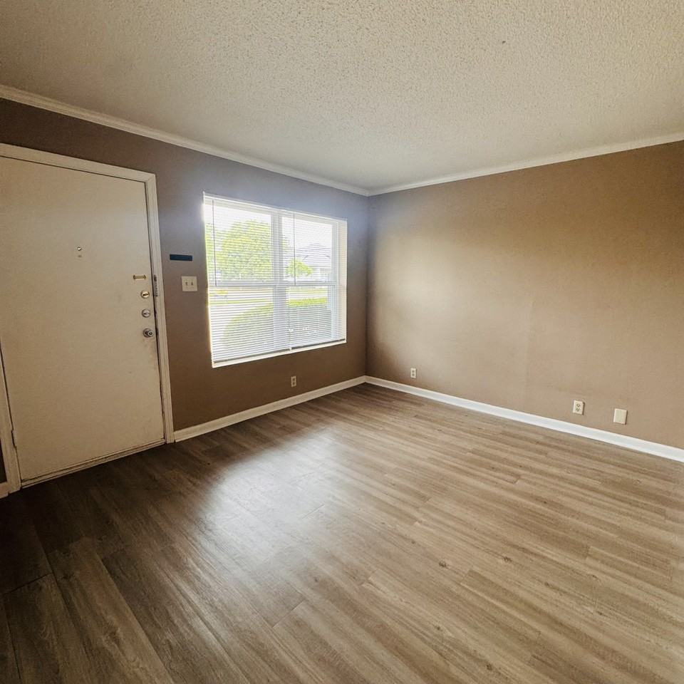 208 10th St - Photo 4 of 11