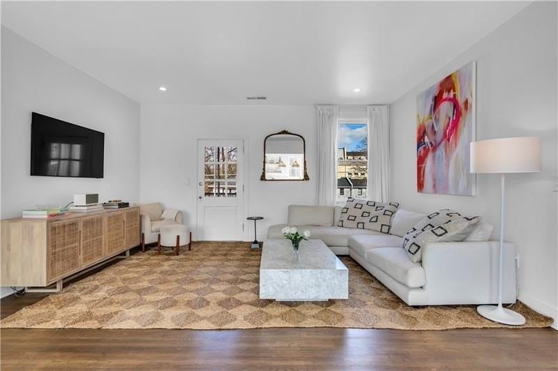 88 Peachtree Memorial Dr Nw Apt 4 - Photo 2 of 30