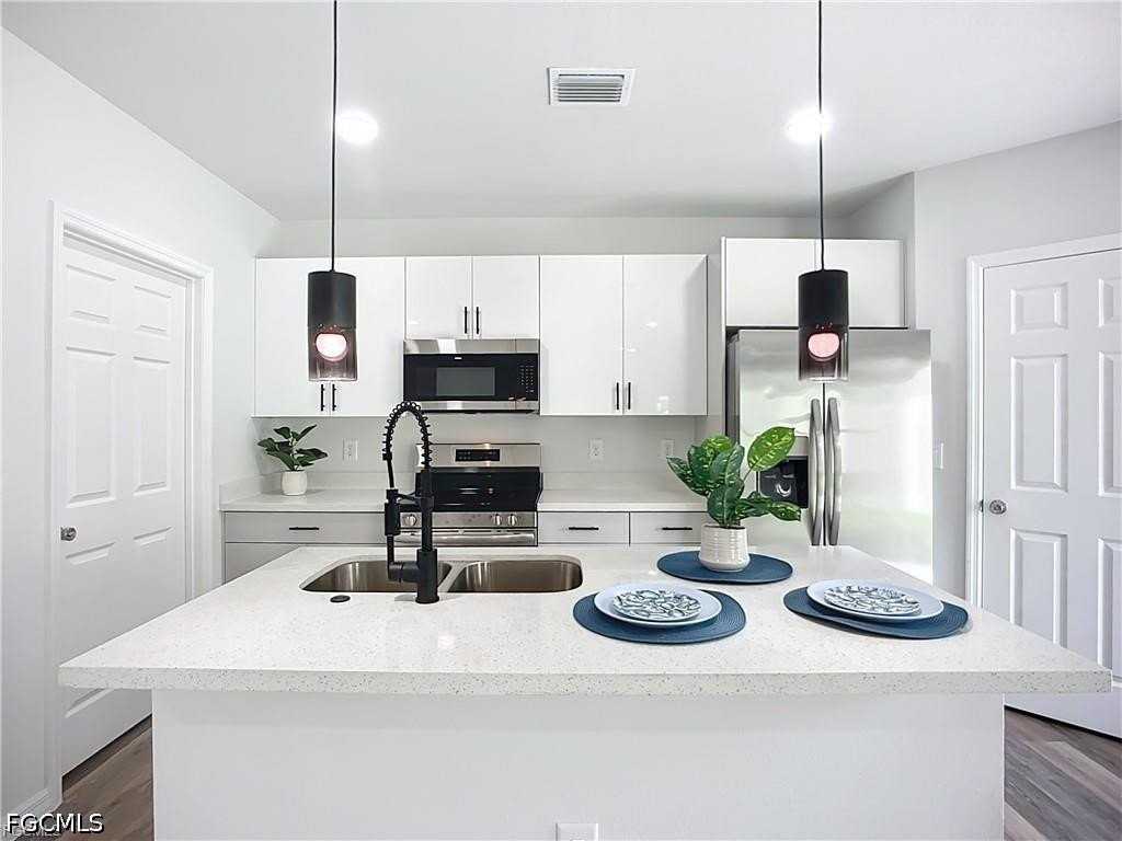 912 Anthony St E - Photo 4 of 16