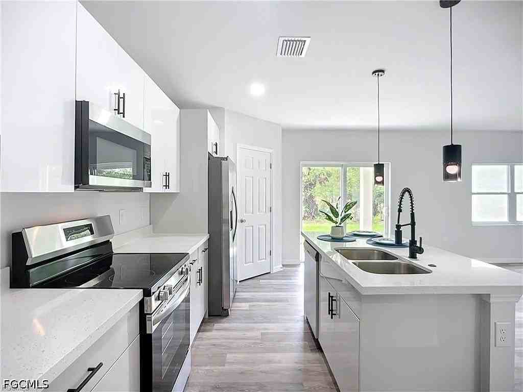 912 Anthony St E - Photo 5 of 16