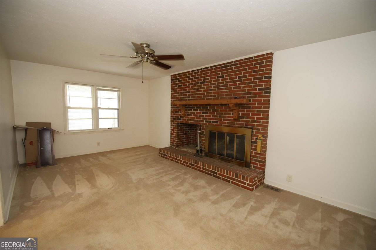 121 Alton Dr - Photo 3 of 12