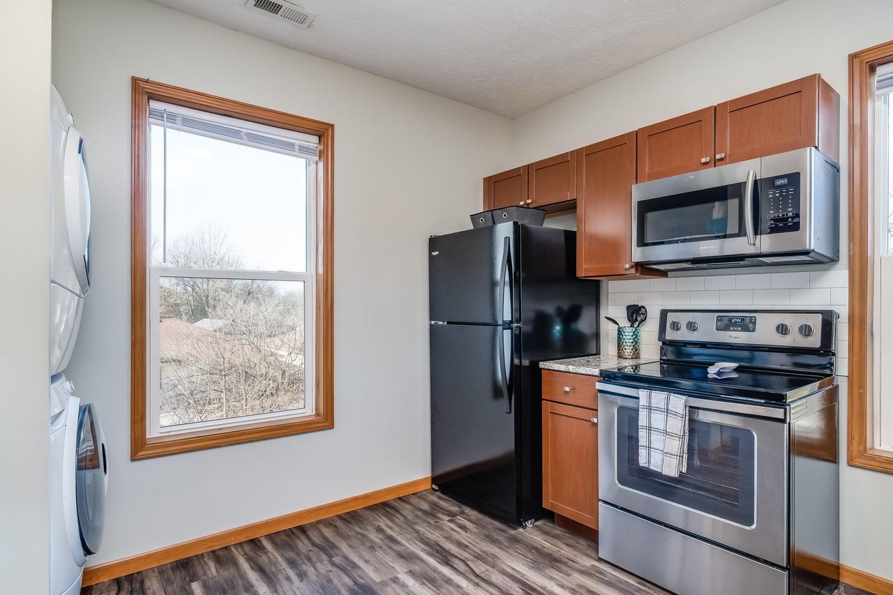 433 W Grand St Apt C - Photo 3 of 18