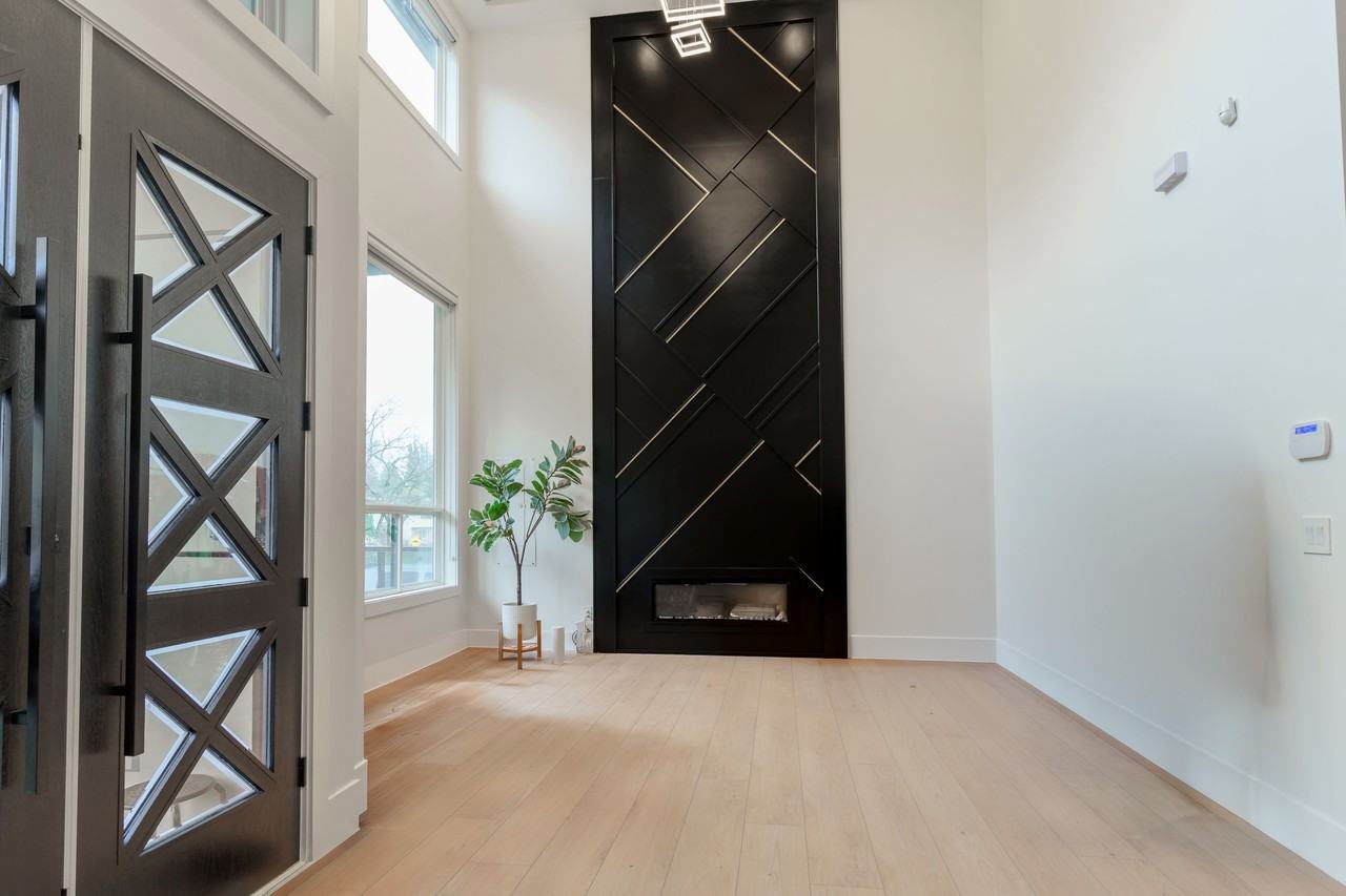 2485 Guilford Dr Uppr - Photo 3 of 50