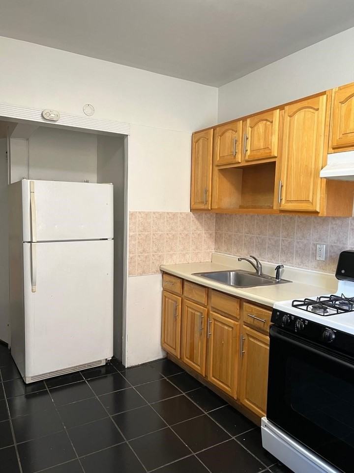 381 Baldwin Ave #1 - Photo 6 of 10