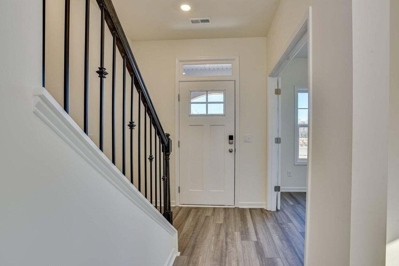 323 Suncrest Ct - Photo 2 of 29