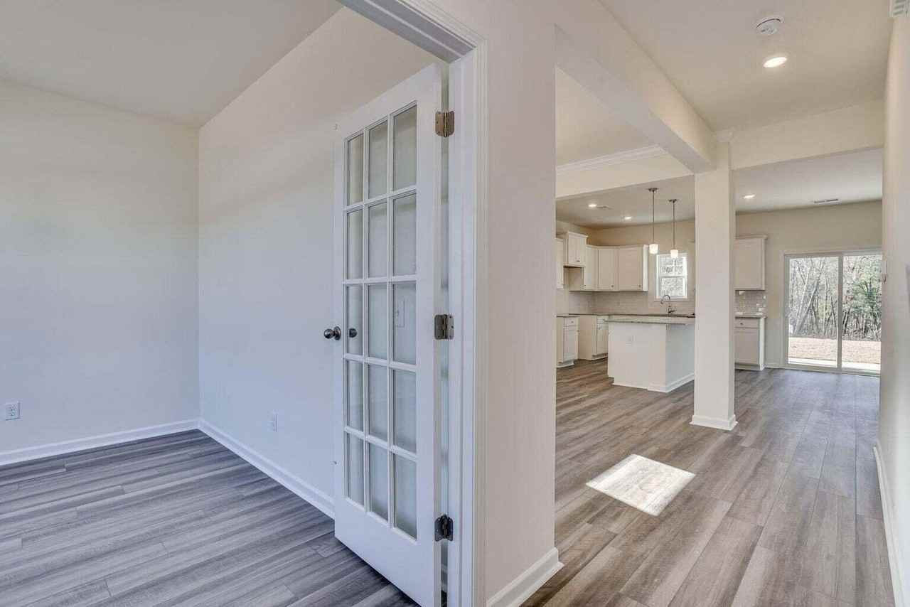 323 Suncrest Ct - Photo 3 of 29