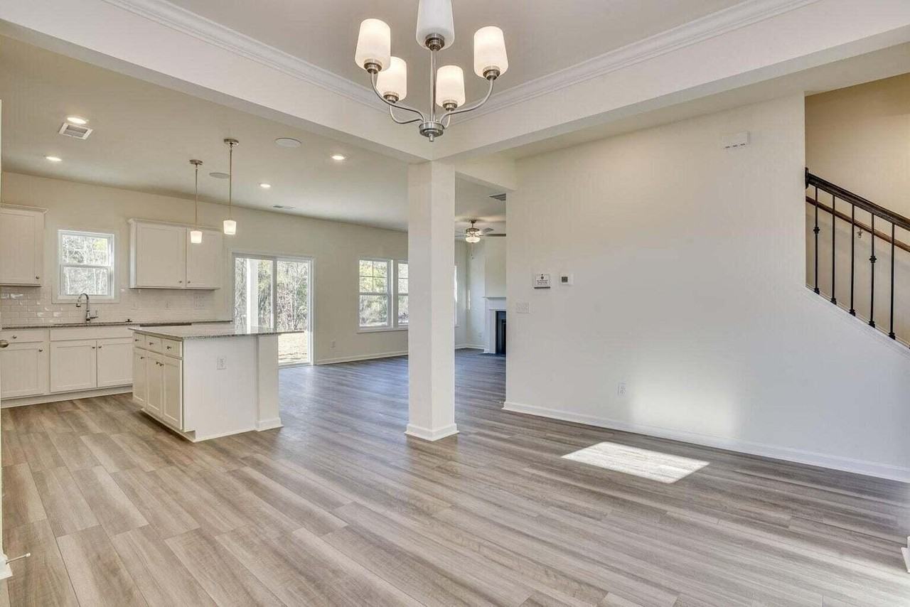 323 Suncrest Ct - Photo 6 of 29