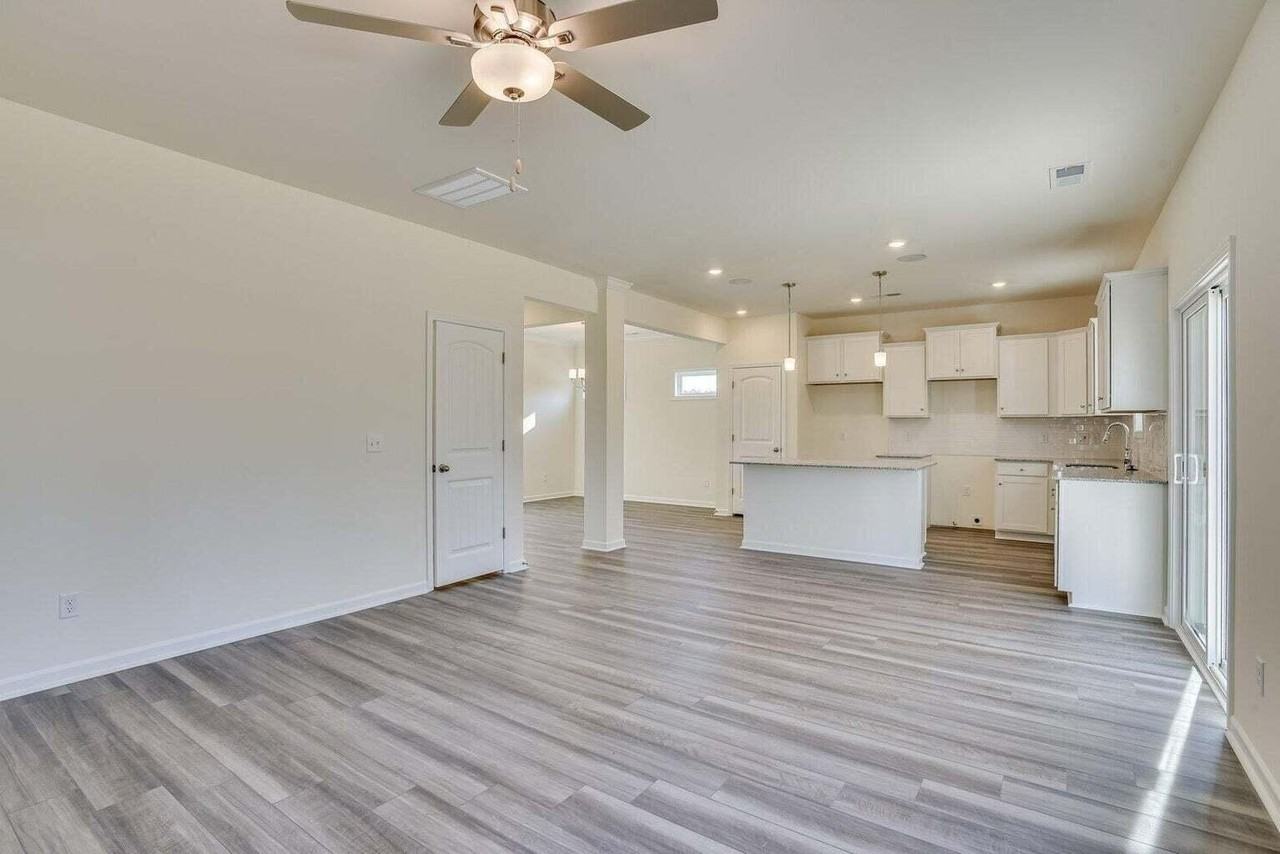 323 Suncrest Ct - Photo 7 of 29