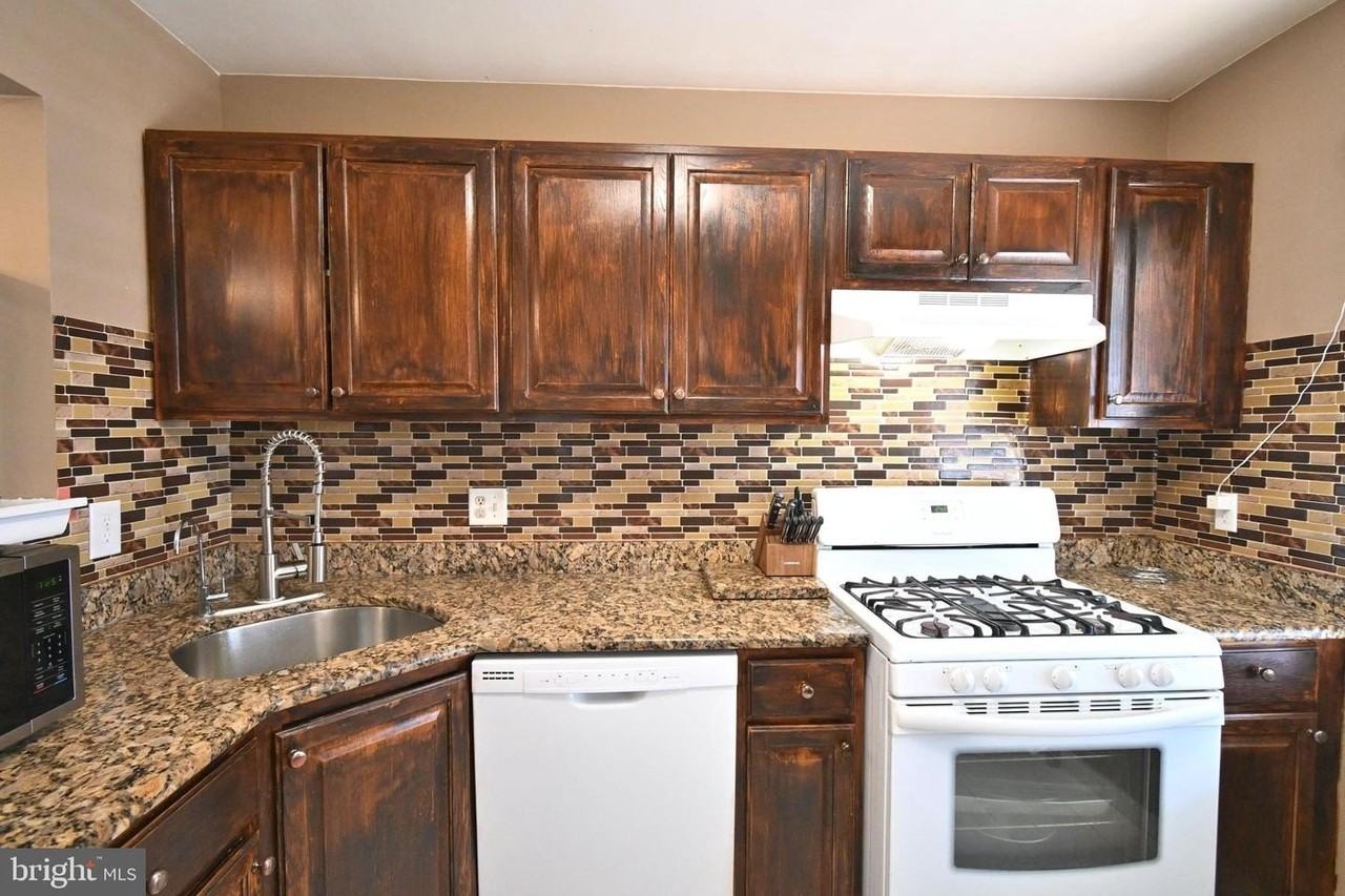 36 Danbury Dr - Photo 2 of 19