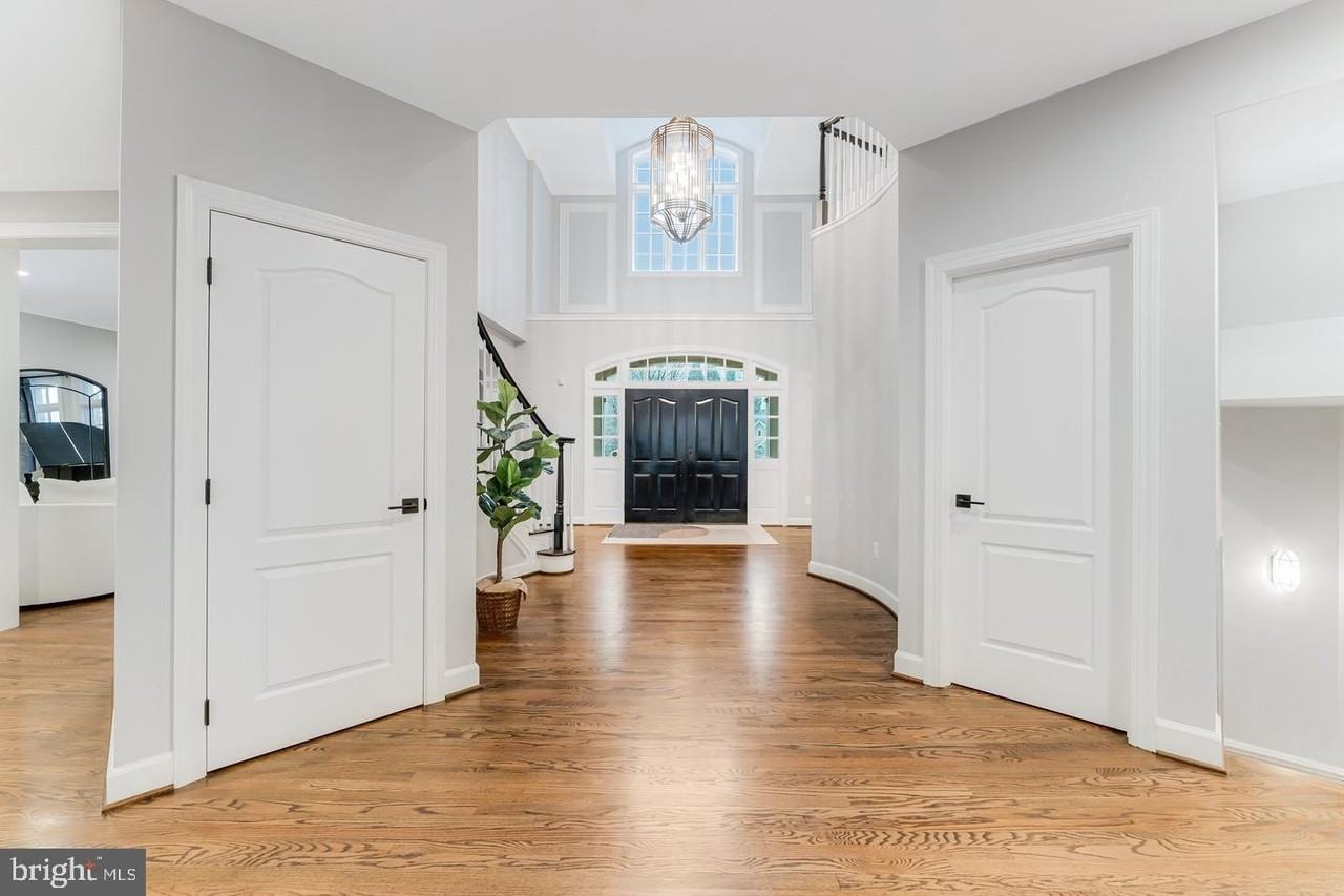 7814 Crownhurst Ct - Photo 3 of 50