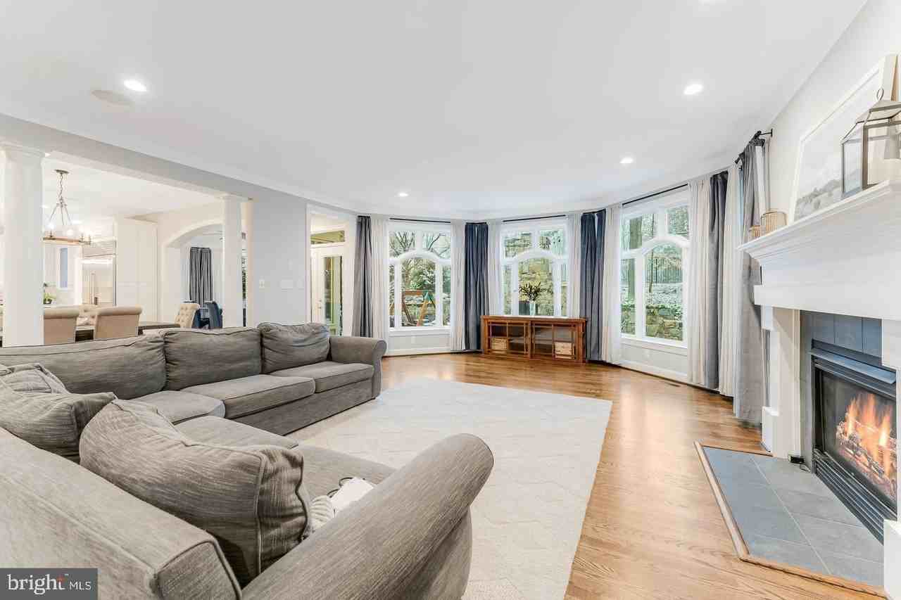 7814 Crownhurst Ct - Photo 7 of 50