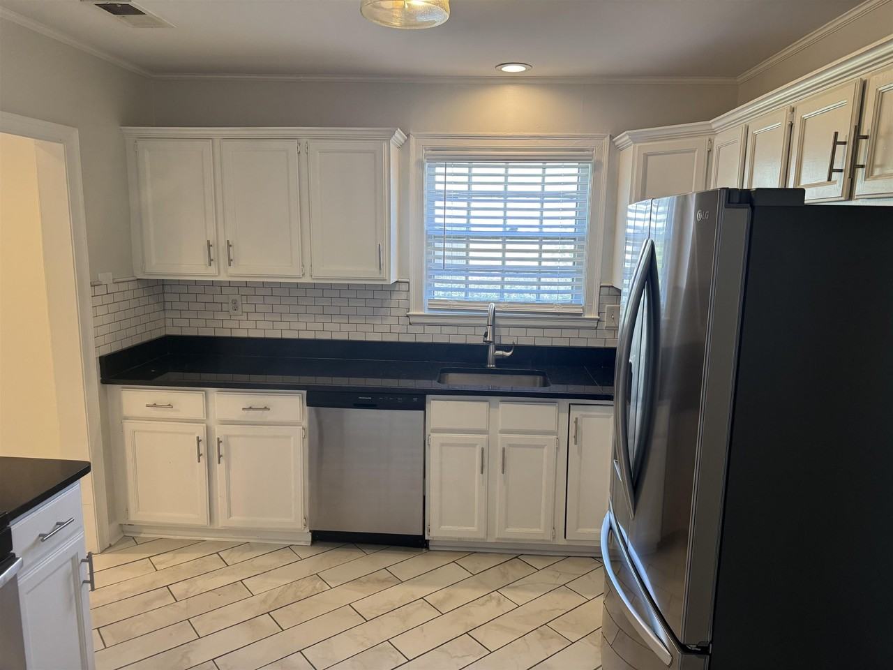 193 Alexander St - Photo 7 of 24