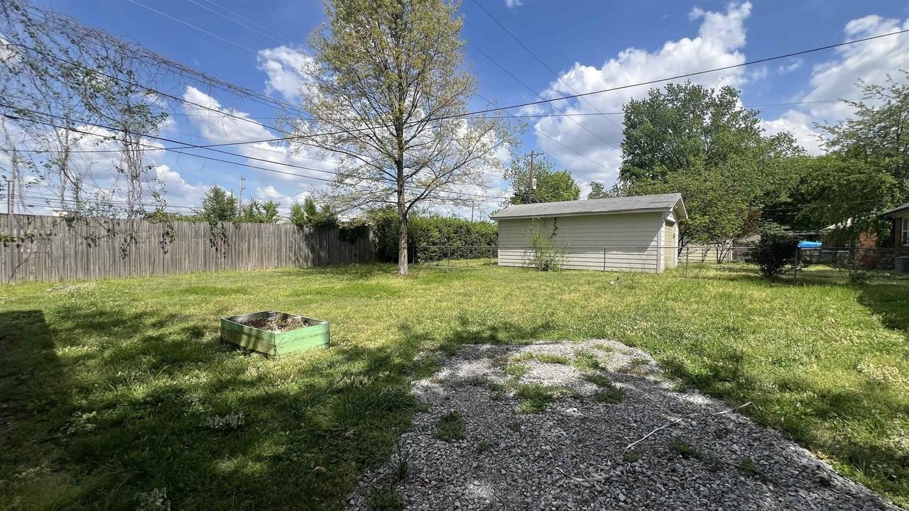 4868 Southern Ave - Photo 6 of 15