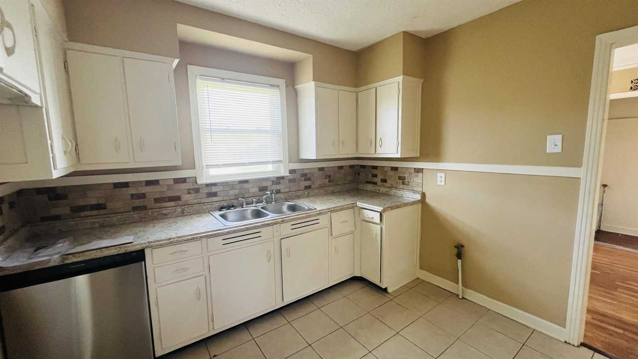 4868 Southern Ave - Photo 7 of 15