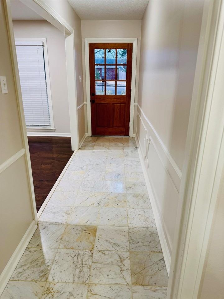 1624 W Churchill Downs - Photo 2 of 16