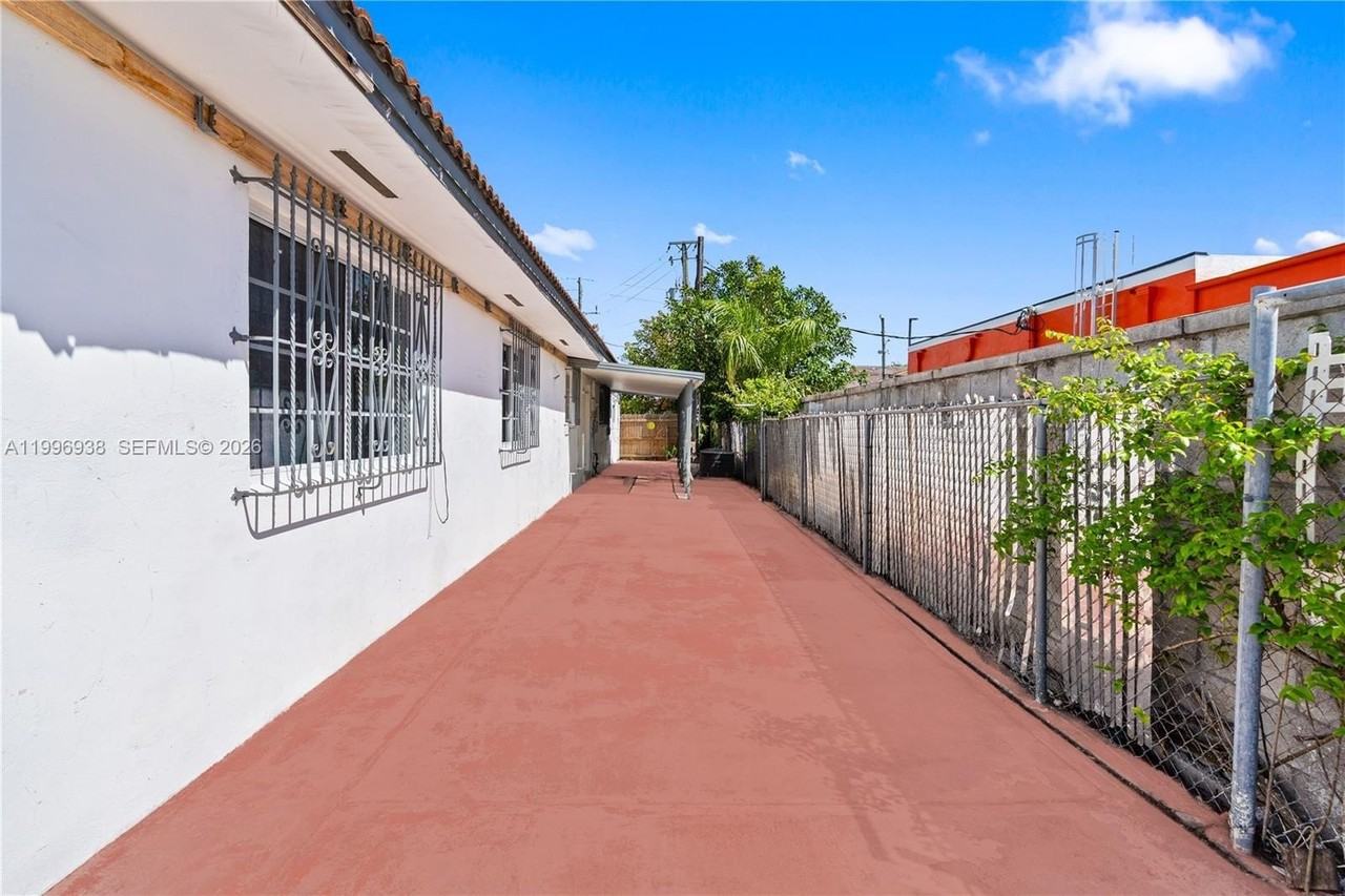 361 E 39th St #1 - Photo 3 of 48