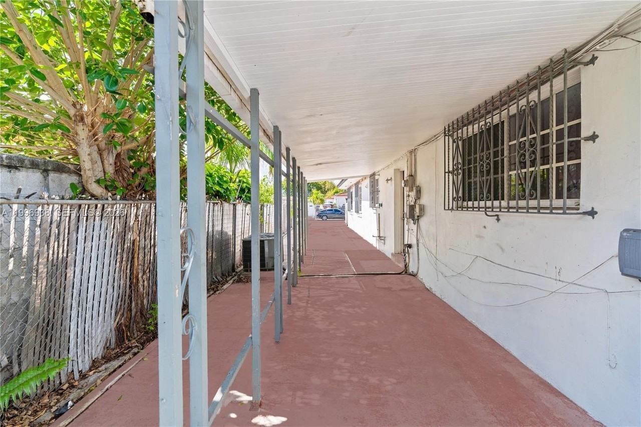 361 E 39th St #1 - Photo 4 of 48