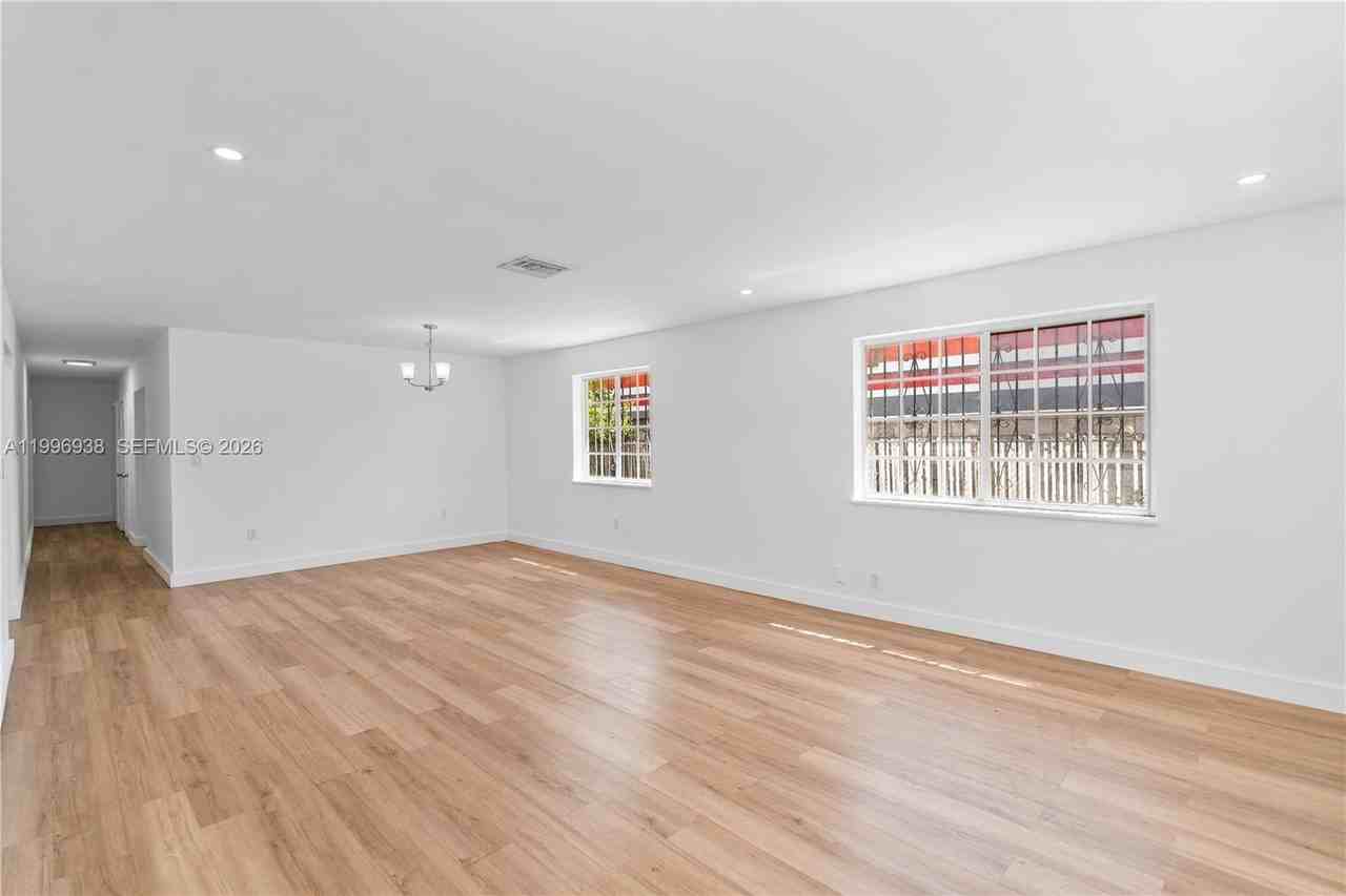 361 E 39th St #1 - Photo 5 of 48