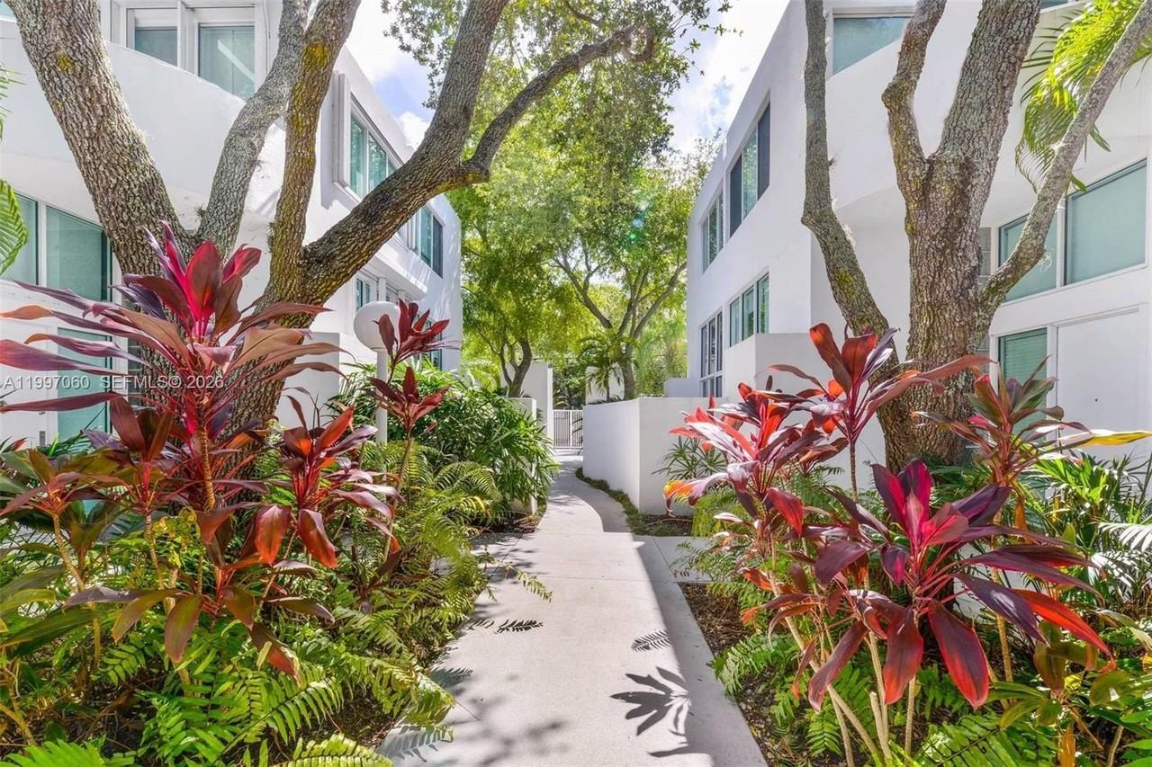 3272 Virginia St #A1 - Photo 3 of 25