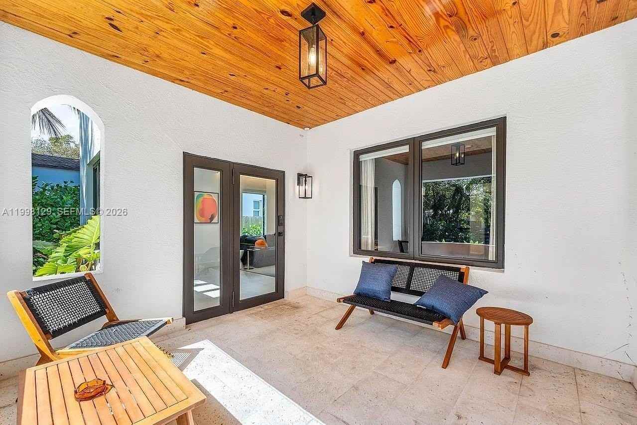 445 Ne 76th St - Photo 5 of 50