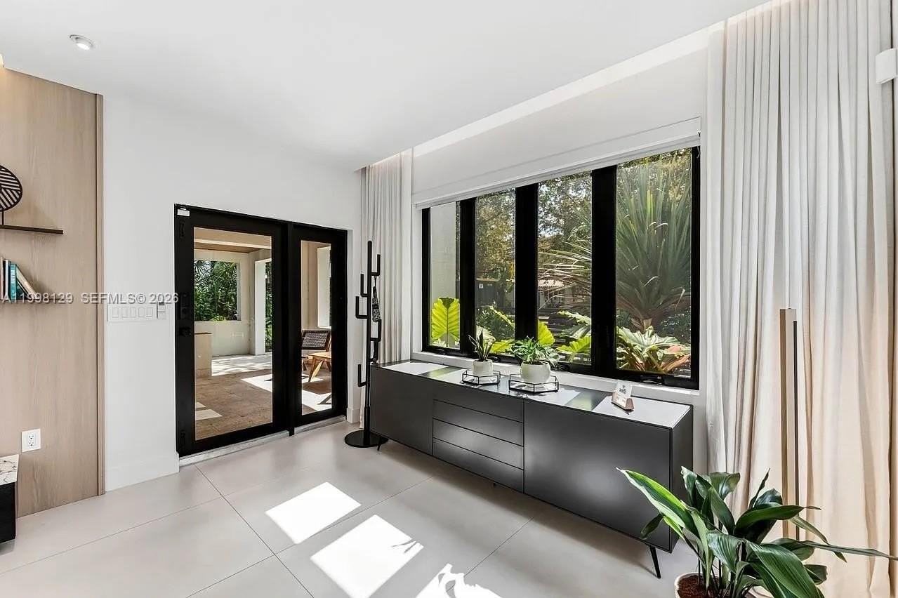 445 Ne 76th St - Photo 7 of 50