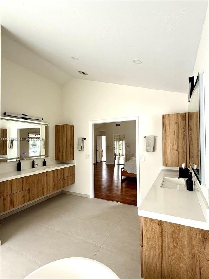 8001 Sw 160th St - Photo 5 of 11