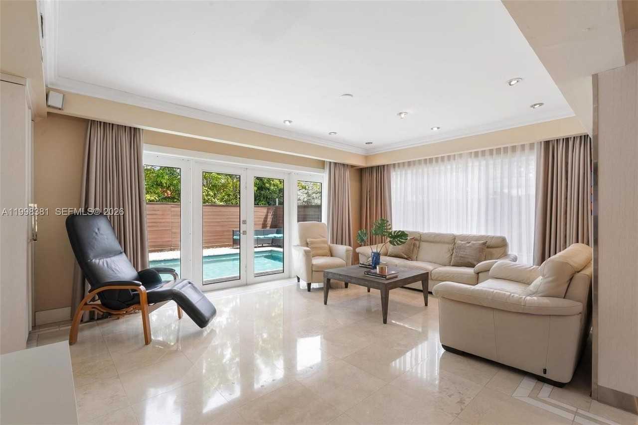 9141 Abbott Ave - Photo 3 of 31