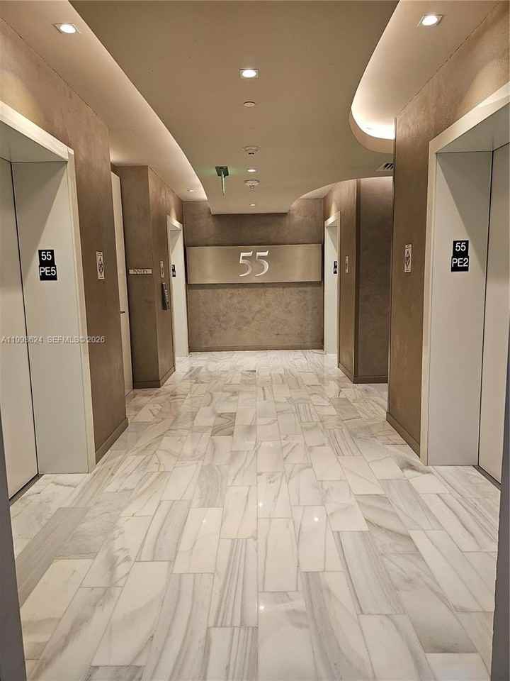 1000 Brickell Plz - Photo 7 of 50