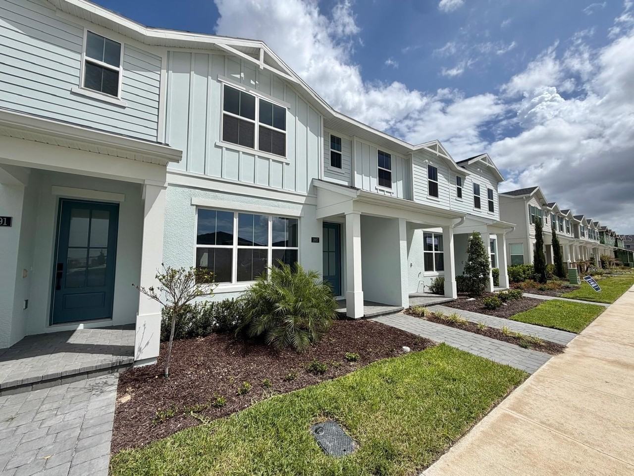 1887 Pinecliff Dr - Photo 2 of 34