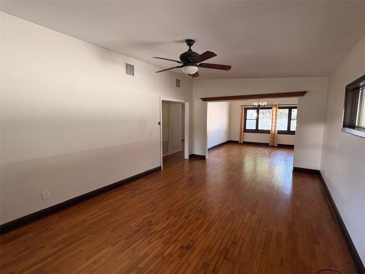 1137 Oaks Blvd - Photo 2 of 10