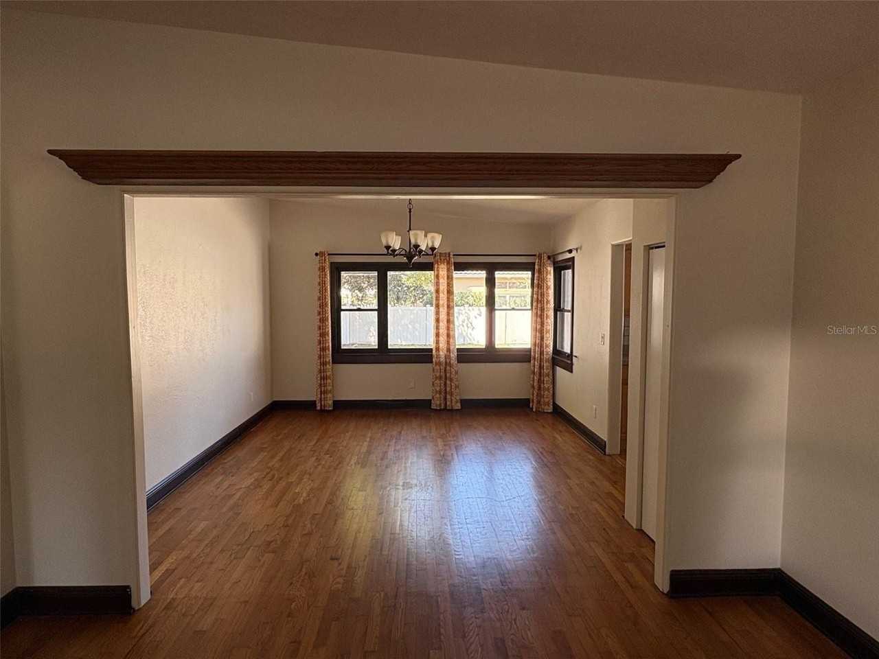 1137 Oaks Blvd - Photo 3 of 10