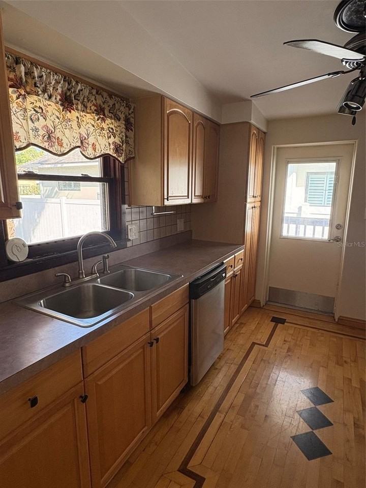 1137 Oaks Blvd - Photo 4 of 10